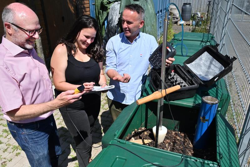 Prof. Dr.-Ing. Carsten Cuhls (l.), Studentin Annika Menz und Laboringenieur Dr. Gunter Weißbach von der Hochschule Magdeburg-Stendal bei der Ermittlung der Stickstoffemissionswerte in einem Kompostbehälter mit Messlanze und Emissionsmessgerät.