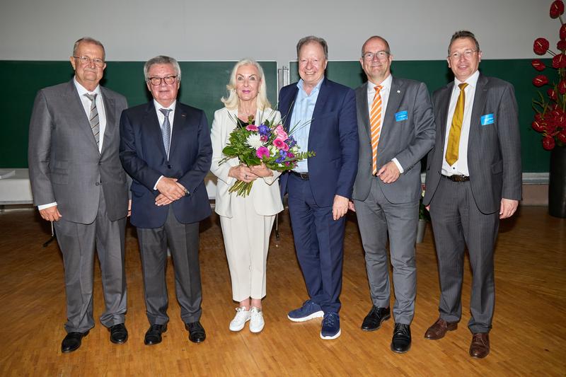 Die Universität Stuttgart hat die Ehrendoktorwürde an Prof. Klaus Fischer verliehen. V.l.n.r.: Dr. Wendelin Wiedeking, Prof. Klaus Fischer mit seiner Ehefrau Sabine Fischer, Rektor Prof. Wolfram Ressel, Prof. Oliver Riedel und Prof. Kai Hufendiek.