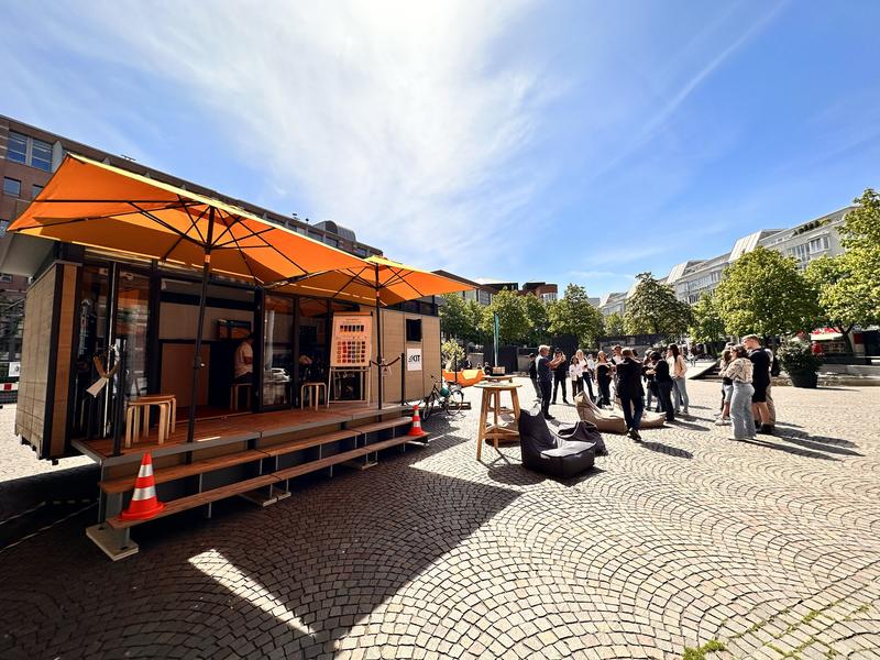 : Im Projekt PREFIGURE nutzen die Forschenden das MobiLab, ein mobiles Mitmachlabor des KIT, um sich mit verschiedenen Interessengruppen über Lösungen zu energetischer Sanierung und Energiearmut auszutauschen. (Foto: Anna-Barbara Grebhahn, KIT)