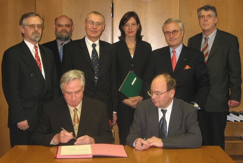 ... sowie die Dekane der Fakultäten für Bauingenieurwesen, Prof. Dr. Peter Svejda, links, und für Wirtschaftswissenschaft, Prof. Dr. Hans Dirrigl.