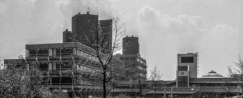 Raue Beton-Kubaturen prägen den Campus der Universität Siegen am Haardter Berg. In den 80er Jahren war der brutalistische Stil noch deutlicher zu erkennen als heute.