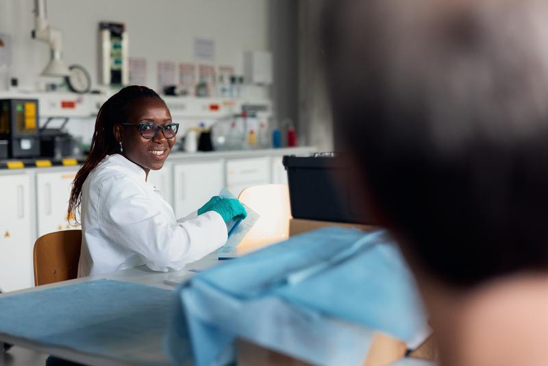 An der HSBI forscht Nonsikelelo Sheron Mpofu, wie sich mittels 3D-Druck die Eigenschaften von Stoffen modifizieren lassen. Gleichzeitig will sie erfahren, wie mehr Frauen in ihrer afrikanischen Heimat den Weg in MINT-Studiengänge finden können.