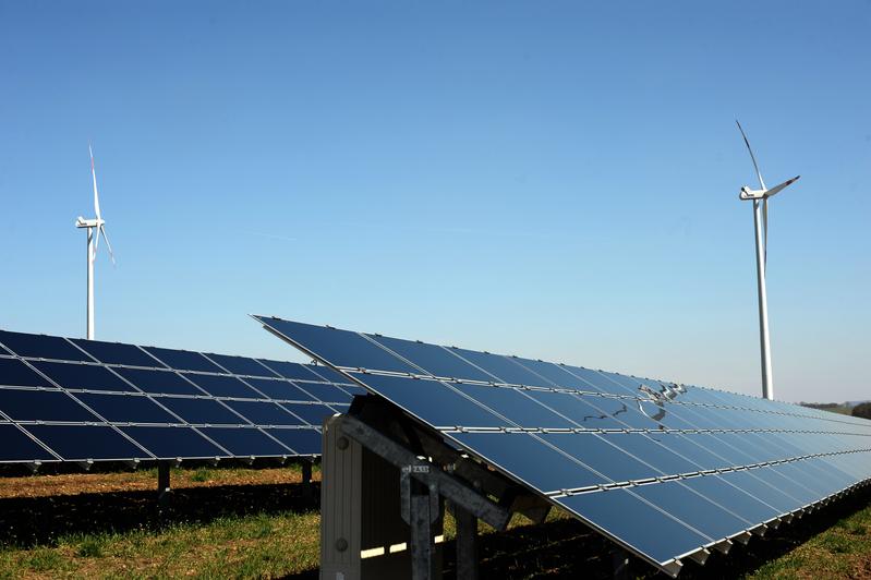 Photovoltaik- und Windkraftanlagen. 