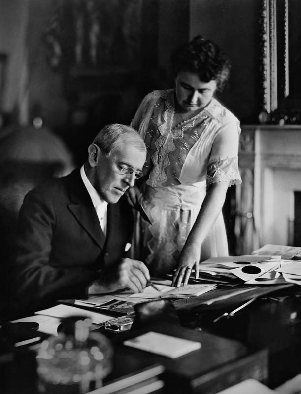 Präsident Woodrow Wilson mit Gattin Edith. Die First Lady sollte zum Ende der Amtszeit Wilsons eine in der Geschichte der USA einmalige Rolle spielen.