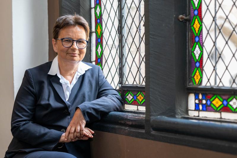 Angela Standhartinger ist Professorin für evangelische Theologie und Expertin für Neues Testament. Sie lehrt und arbeitet in der traditionsreichen Alten Universität Marburg. 
