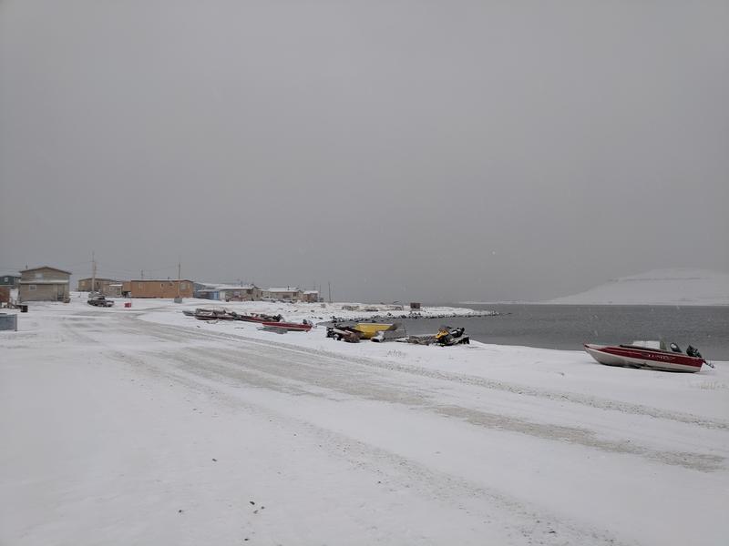 Jagdausrüstung, darunter Boote, Geländefahrzeuge, Schneemobile und Schlitten, entlang der Küste in Ulukhaktok, Oktober 2019.