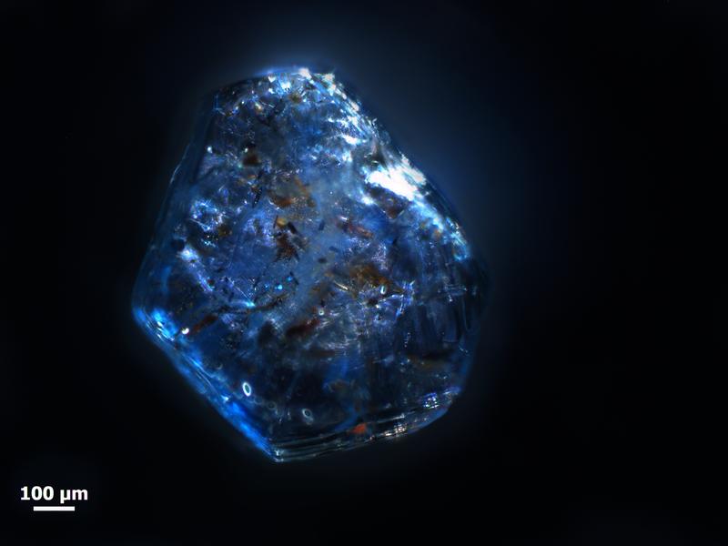 A sapphire from sediment in the Kyll, a river in the western Eifel. The crystal measures approximately 0.9 mm in diameter.