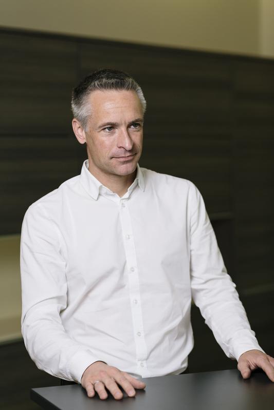 Szenarien zur klimafreundlichen Erstellung von Schrauben: Prof. Dr. Matthias Schlipf von der Hochschule München beschäftigt sich mit Industriegütern als wirksamem Hebel zur Einsparung von CO2-Emissionen