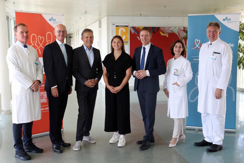 Aktion #OstbayernEntscheidetSich (v.li.): Prof. Oliver Kölbl, Walter Jonas, Jürgen Hagenbuch, Sophia Peter, Rainer Haselbeck, Prof. Martina Müller Schilling, Prof. Bernhard Banas.