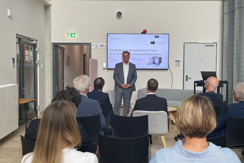 Christian Bernreiter, Bayerischer Staatsminister für Wohnen, Bau und Verkehr, bei seinem Besuch im Building Lab.