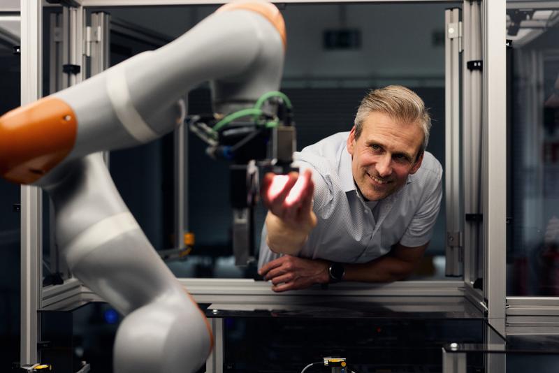 Prof. Dr.-Ing. Martin Kohlhase in der IoT-Factory des Center for Applied Data Science am Campus Gütersloh.