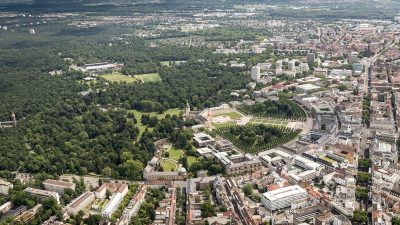 Die Stadt Karlsruhe mit Stadtwald im bebauten und straßennahen Bereich wie Friedhöfen, Parks, Gärten oder Höfen sowie periurbanem Wald im stadtnahen Naturraum. 