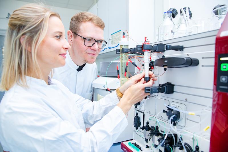 Dr. Timm Fiebig und seine Mitarbeiterin Dr. Christa Litschko haben mit Hilfe eines speziellen Chromatografiegeräts die Enzyme untersucht, die die Ankerkette zwischen Bakterienmembran und Kapsel bauen. 