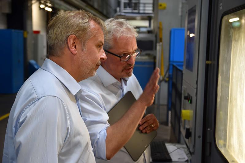 Im Fraunhofer LBF wird »die Realität ins Labor geholt«. Institutsleiter Tobias Melz (rechts) gab Till Mansmann (links) am 30. Juni Einblicke zu aktuellen Versuchen in den Darmstädter Laboren. 
