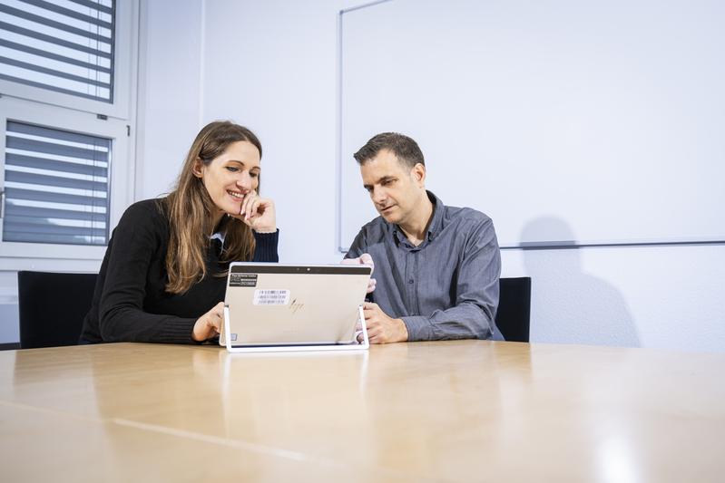 Lidia Stermieri (links), ehemalige PSI-Doktorandin, und Evangelos Panos haben in Zusammenarbeit mit der ETH Zürich in einem aufwendigen Rechenmodell gezeigt, dass «digitale Lifestyles» im Jahr 2050 gegenüber 2020 10 bis 20 Prozent Energie einsparen.