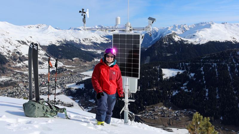 SLF-Forscherin Pia Ruttner-Jansen besucht ihre Messstation oberhalb von Davos für Wartungsarbeiten.