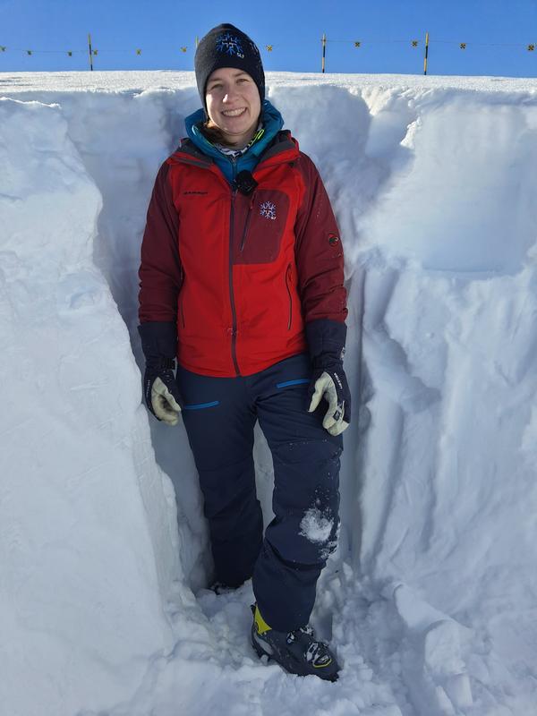 Mehrmals hat Pia Ruttner-Jansen im Winter 2023/24 ein Schneeprofil erstellt, um zusätzliche Informationen aus dem Inneren der Schneedecken zu gewinnen.