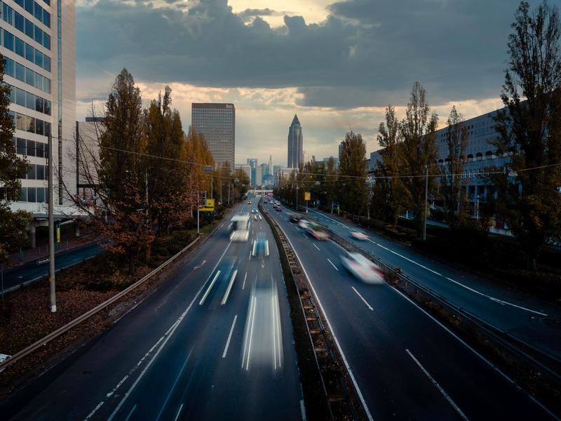 Verkehr rauscht über eine Straße
