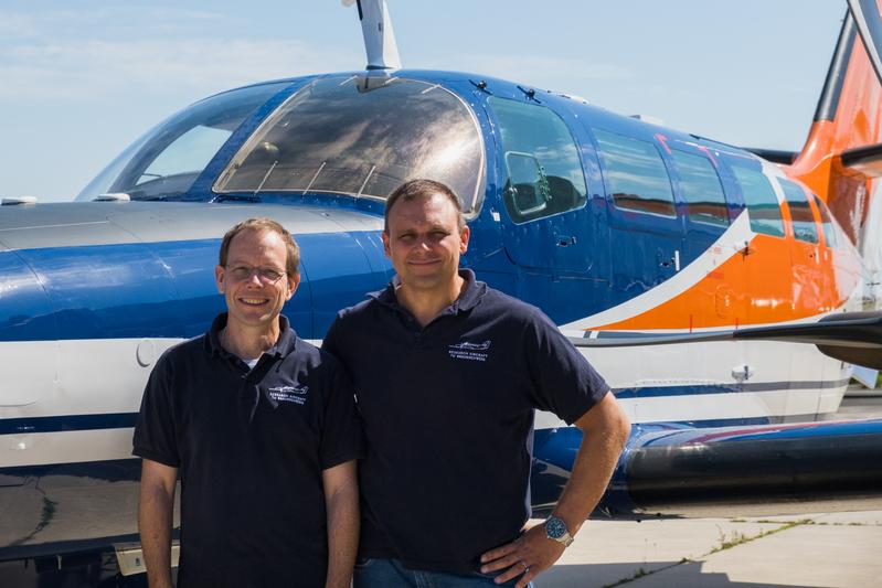 Thomas Feuerle (links) und Maik Angermann (rechts) flogen das Forschungsflugzeug D-ILAB mit einem weiteren Kollegen über den Atlantik.