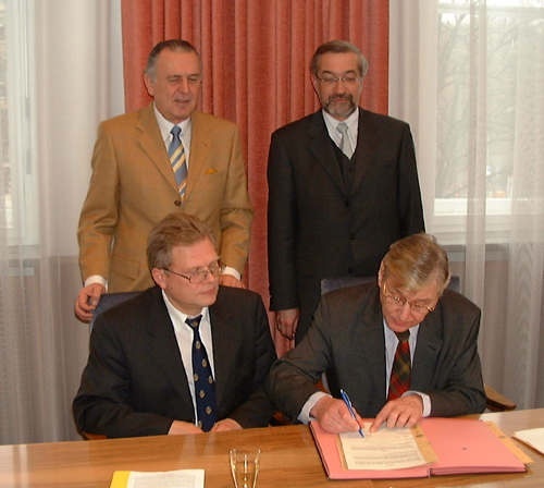 Unterzeichnen den Kooperationsvertrag (vorne von rechts): Unipräsident Prof. Dr. Theodor Berchem, FH-Präsident Prof. Dr. Heribert Weber sowie (hinten von rechts) Unterfrankens Regierungspräsident Dr. Paul Beinhofer und Oberbürgermeister Jürgen Weber.