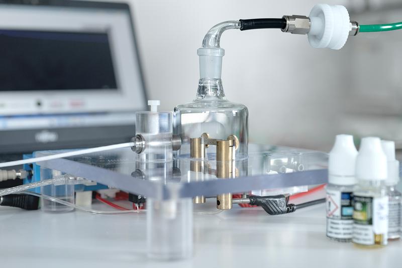 Mit dem patentierten EVape-Prototyp können die Forschenden am Fraunhofer ITEM E-Liquids kontrolliert verdampfen.
