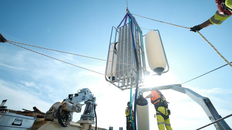 Mittels seismischer Messungen können die Wissenschaftlerinnen und Wissenschaftler Seekabel im Meeresboden hochgenau lokalisieren.