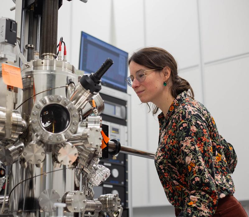 Dr. Laëtitia Farinacci leitet die neue CZS Nachwuchsgruppe für Quantenphotonik „Dynamische Kontrolle auf der atomaren Skala“.