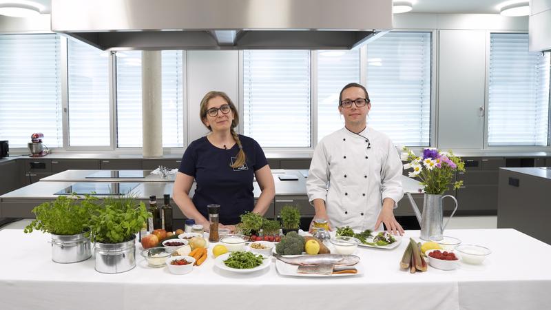 Sabine Chmelar und Philipp Buttinger im Kitchen Lab der FH St. Pölten