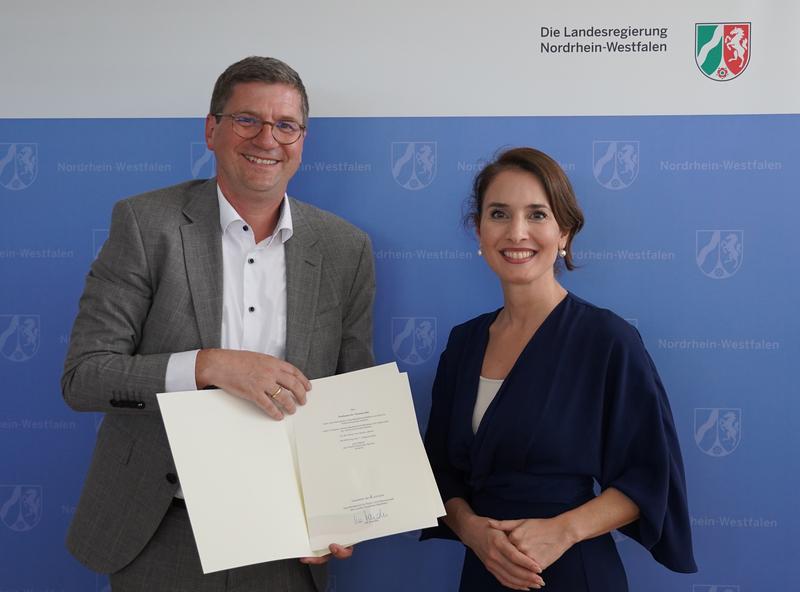 Prof. Gonca Türkeli-Dehnert, Staatssekretärin im Ministerium für Kultur und Wissenschaft des Landes Nordrhein-Westfalen, und Prof.  Dr. Thomas Ritz, neuer Rektor der FH Aachen.