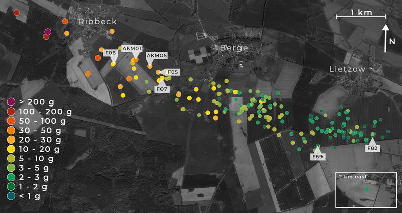 Kartenansicht des Trümmerfeldes in Ribbeck, Berge und Lietzow. Die Pfeile markieren die Fundstücke, die die Wissenschaftler untersucht haben.