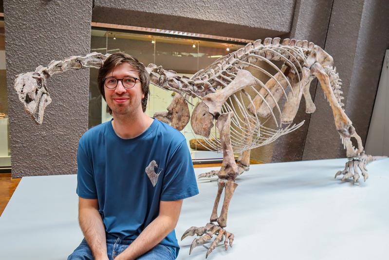 Joep Schaffer vor dem Skelettmodell des Holotypus von Plateosaurus trossingensis in der Ausstellung des Naturkundemuseums Stuttgart - Museum am Löwentor.