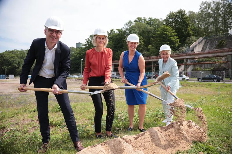 Setzten den ersten Spatenstich (v.l.): Dietmar Dieckmann, Stadtrat der Stadt Bochum, Prof. Dr. Sunhild Kleingärtner, Wissenschaftliche Direktorin des Deutschen Bergbau-Museums Bochum, Ina Brandes, Ministerin für Kultur und Wissenschaft des Landes NRW, 