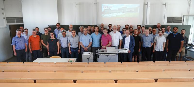 Die Teilnehmenden des wissenschaftlichen Kolloquiums für Elektrische Energietechnik und Elektromobilität (WiKE3) in der Hochschule Coburg. 