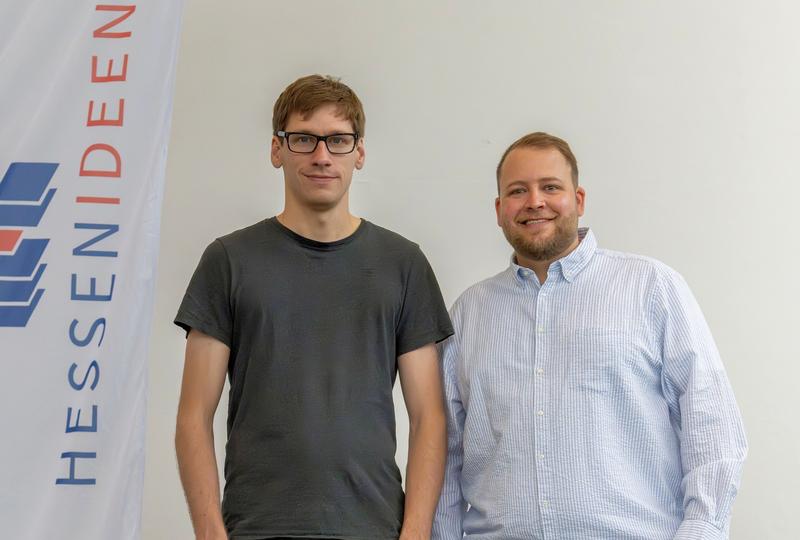 Ausgezeichnetes Gründungsteam: Manuel Mickler (r.) und Timo Mertin erhalten für ihre innovative Baukostendatenbank „BauKoDat“ ein Hessen Ideen Stipendium.