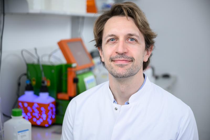 Der Mediziner Dr. Karl Petri vom Uniklinikum Würzburg nutzt die CRISPR 2.0-Methode CRISPR Prime Editing, um die CAR-T-Zelltherapie für onkologische Erkrankungen noch effizienter und sicherer zu machen.