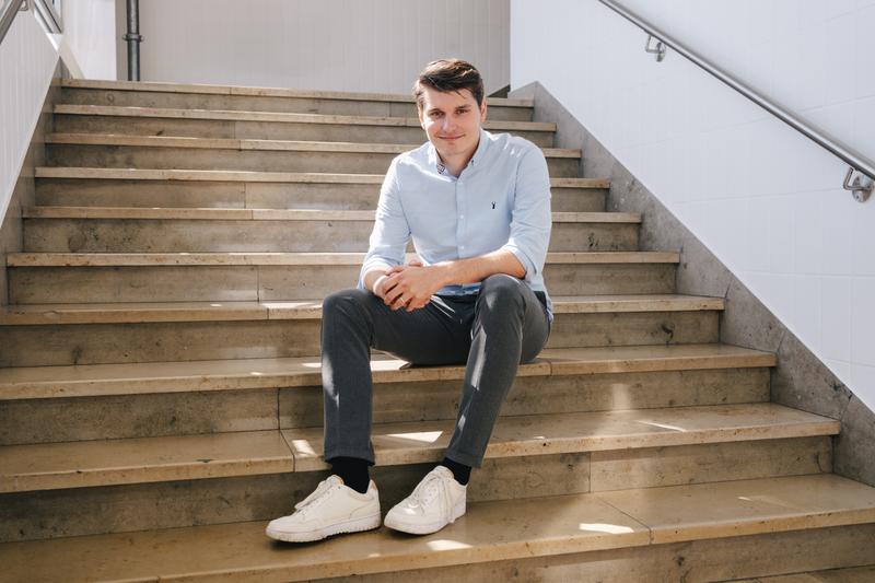 „Als Mathematiker liebe ich eigentlich strikte Definitionen. Da werde ich in der Sozial- oder Wirtschaftswissenschaft manchmal enttäuscht“, sagt Philipp Baaden über seine interdisziplinäre Forschung. „Aber das ist natürlich nicht schlimm.“