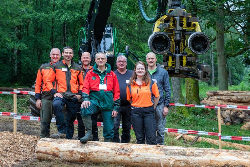 Team der Vorführenden (v.l.): Ralph Kisslinger (Lehrbeauftragter HSWT), Niklas Behme-Kempe (HSWT), Florian Rauschmayr (HSWT), Dr. Erwin Ulrich (ONF), Frank Klös (Forstunternehmer), Caroline Bennemann (ehemals HSWT), Prof. Dr. Stefan Wittkopf (HSWT)