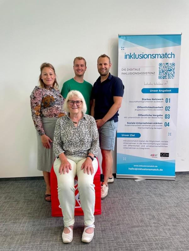 Prof. Dr. Irmgard Schroll-Decker (vorne) stand dem Team von inklusionsmatch, Katharina Dotzler (von links), Tobias Hiebl und Johannes Dotzler, beratend zur Seite.