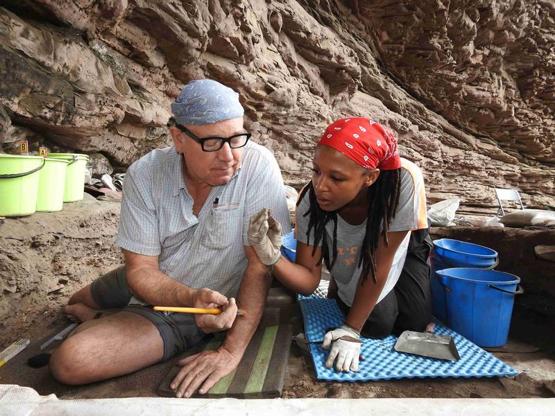 Grabungsleiter Prof. Nicholas Conard und Nothando Shabalala, Mitarbeiterin des Kwa-Zulu Natal Museum in Pietermaritzburg. 