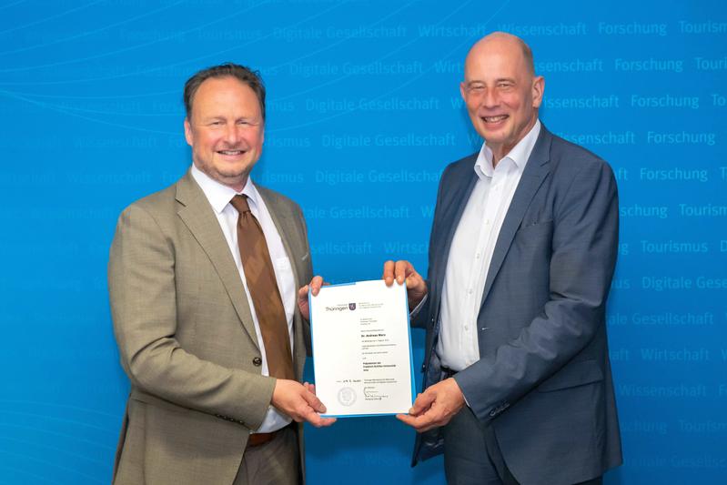 Prof. Dr. Andreas Marx (l.) erhält aus den Händen von Wolfgang Tiefensee, Thüringens Minister für Wirtschaft, Wissenschaft und Digitale Gesellschaft, die Ernennungsurkunde für seine 1. Amtszeit als Präsident der Friedrich-Schiller-Universität Jena.