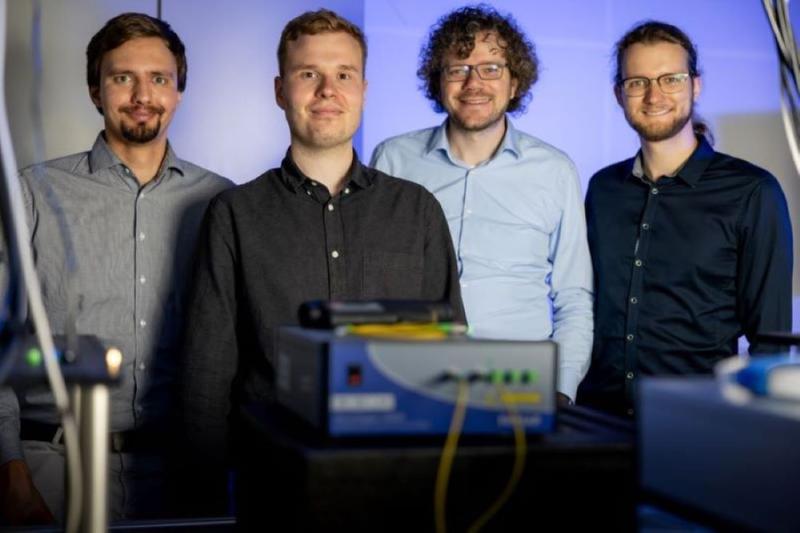 Die vier Forscher im Quantenoptiklabor – von links: Jan Heine, Philip Rübeling, Michael Kues und Robert Johanning 