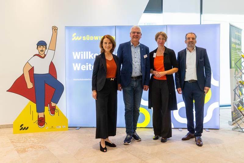 Die Baden-Württembergische Wissenschaftsministerin Petra Olschowski mit SÜDWISSEN-Projektleiter Jan Ihwe, Julia Juhnke (Universität Freiburg) und Jan Küpper von SüdwestmetallSüdwestmetall