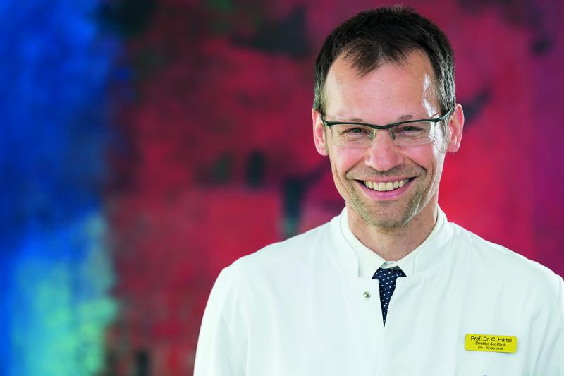 Prof. Dr. Christoph Härtel vom Universitätsklinikum Würzburg hat die klinische Studie PRIMAL geleitet, in der ein multizentrisches Team die Wirksamkeit von Probiotika untersucht, um eine ungünstige Darmbesiedlung bei Frühgeborenen zu verhindern. 