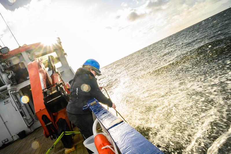 Verschiedene Wasserproben und Algenproben werden an Bord des Forschungsschiffs Mya II genommen