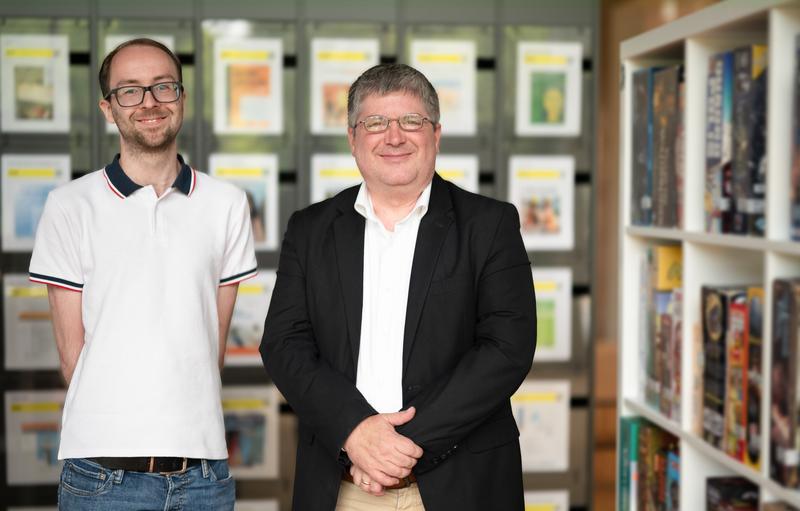 Prof. Dr. Jochen L. Leidner (rechts) und sein wissenschaftlicher Mitarbeiter Tim Menzner (links) haben den „BiasScanner“ an der Hochschule Coburg entwickelt. Das System ist in der Lage, 27 Arten von medialer Verzerrung zu erkennen und zu unterscheiden.