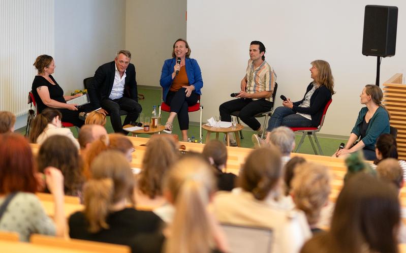 Podiumsdiskussion zum Thema „Wie gelingt Mitarbeitendenfürsorge in Zeiten des Fachkräftemangels?“ 