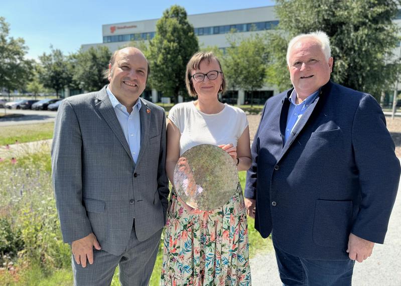 Dr. Manfred Horstmann, General Manager GlobalFoundries Dresden; Dr. Wenke Weinreich, Leiterin des CNT und Prof. Hubert Lakner, Institutsleiter des Fraunhofer-Instituts für Photonische Mikrosysteme 