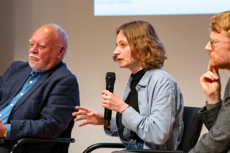 Nora Lindemann bei einem Talk über KI in Beziehungen zu Menschen