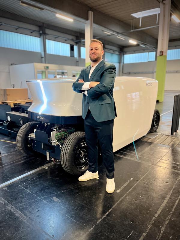 Philipp Scheler steht vor dem A-Muster des ecoro Shuttles, dass den Güterverkehr unter die Erde bringen könnte. 