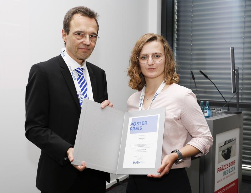 Doktorandin Nele Hahn nimmt den DGIM-Posterpreis aus den Händen von Professor Dr. Andreas Neubauer im Rahmen des 130. Kongresses der Deutschen Gesellschaft für Innere Medizin in Empfang.